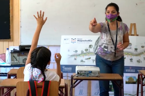 We published the video of the delivery ceremony of 400 books with illustrations of the “Parque Mapocho Río” project to the local school community