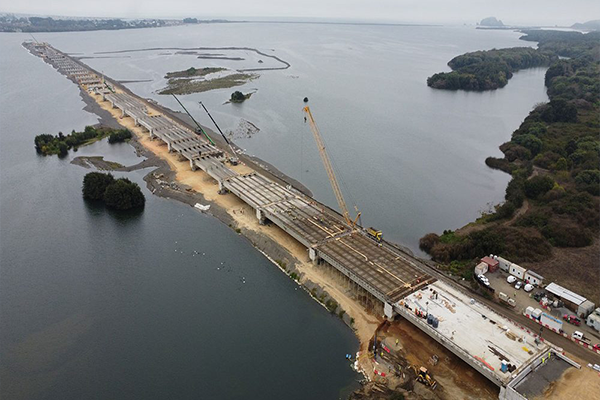 FCC Construcción begins installing the inmense beams on the Industrial Bridge (Chile)