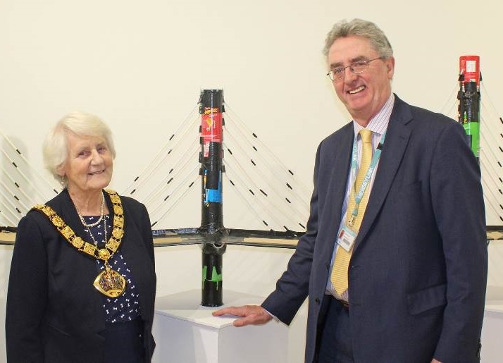 El alcalde de Halton inaugura una exposición artística dedicada al puente de Mersey