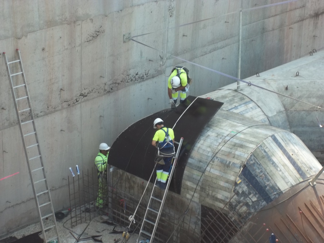 FCC Construcción comparte la cuarta buena práctica en materia de Seguridad y Salud laboral: “Colocación de línea de vida textil para trabajos sobre galerías”