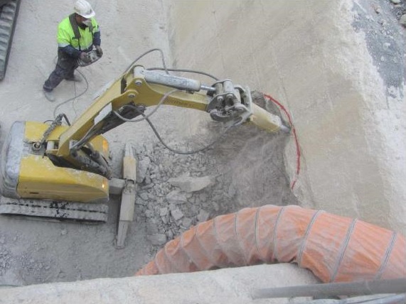 FCC Construcción comparte la quinta buena práctica en materia de Seguridad y Salud laboral: “Demolición de hormigón mediante robots picadores eléctricos”