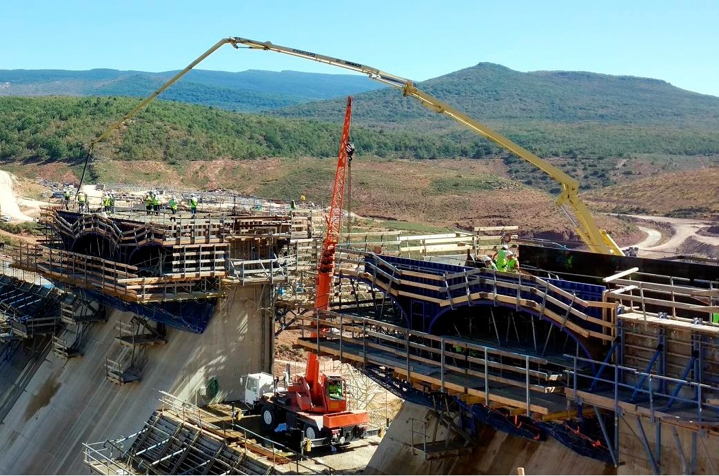 El equipo de Castrovido alcanza el punto más alto de la presa, situando el avance del proyecto en un 83%