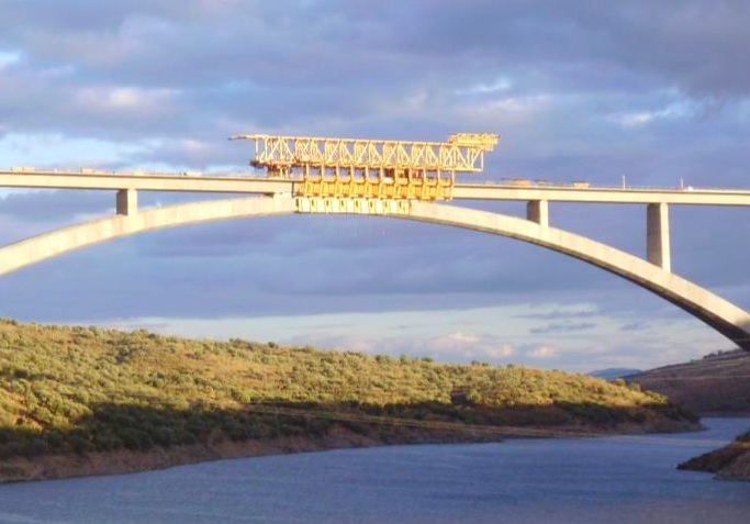 FCC concluye el tablero del viaducto de Almonte, el puente arco ferroviario de alta velocidad con mayor luz del mundo, construido en Cáceres