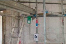 FCC Construcción comparte la décima buena práctica en materia de Seguridad y Salud laboral: “Señalización de andamios tubulares.”