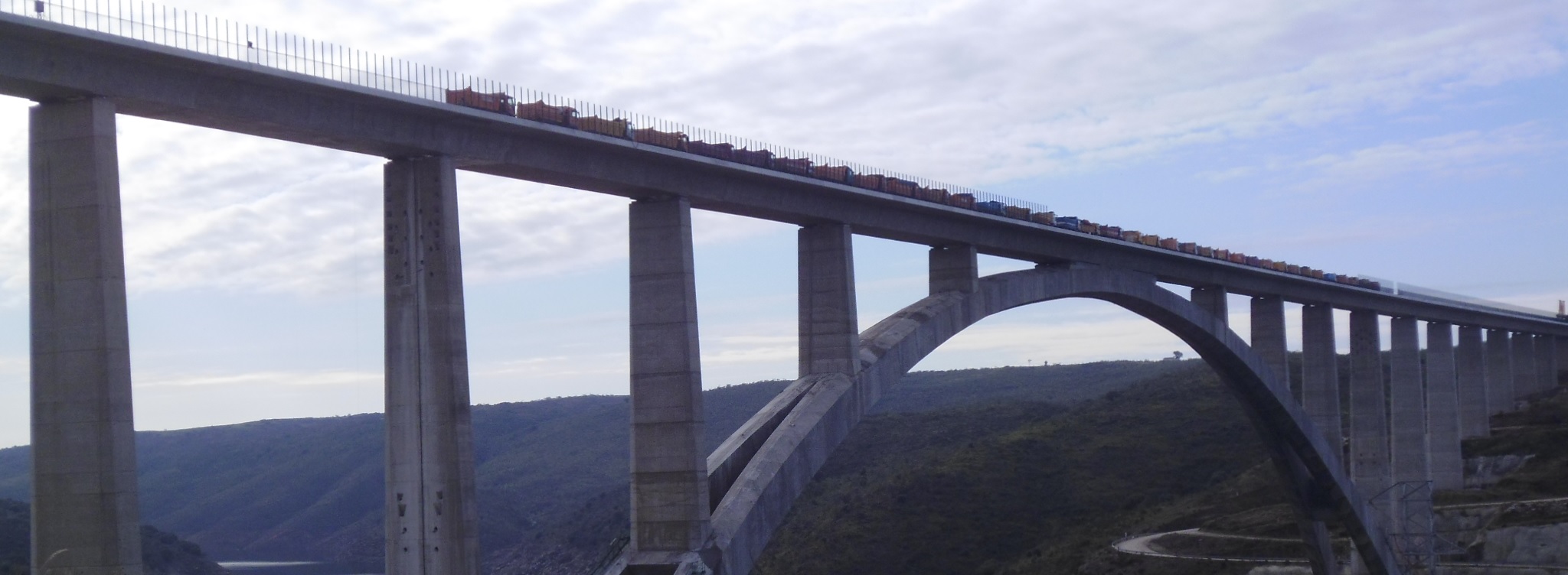 El viaducto construido por FCC sobre el río Almonte para ADIF realiza prueba de carga