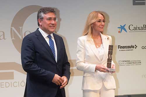 The construction industry association recognizes Esther Alcocer Koplowitz for her professional career at La Noche CNC