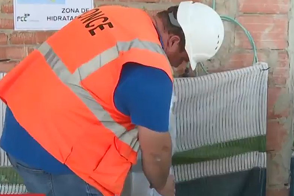The Madrid regional occupational health and safety institute chooses an FCC Construcción project to present the campaign against the heat
