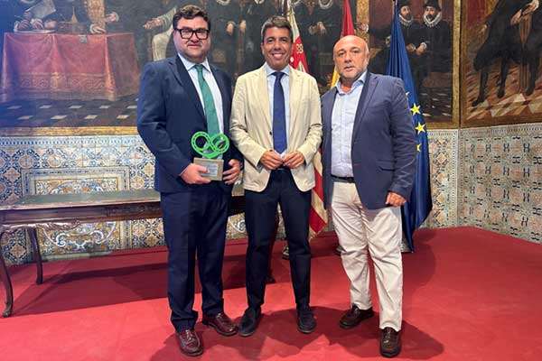 The Valencian Regional Government presents FCC Construcción with an award for its contribution to the reconstruction of the main infrastructure affected by DANA 2024