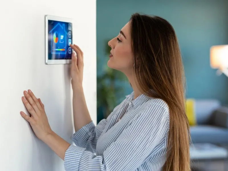 Cómo integrar la tecnología y la sostenibilidad en la decoración de tu hogar